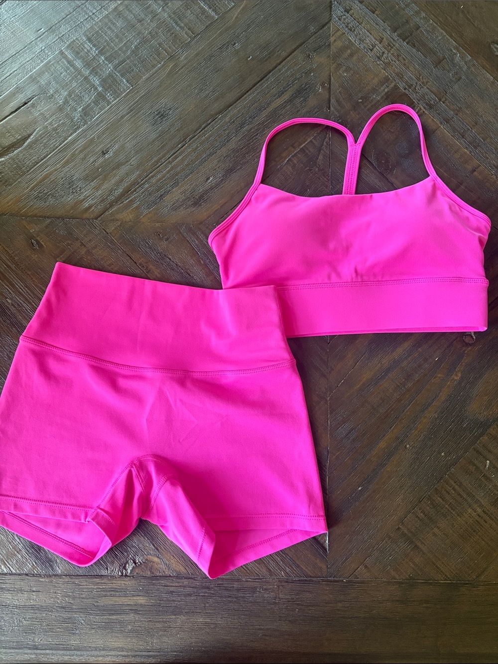NEW lululemon athletica Hot Pink Flow Y Bra & High-Waist 2.5” Shorts Set sz 4 - Picture 2 of 2